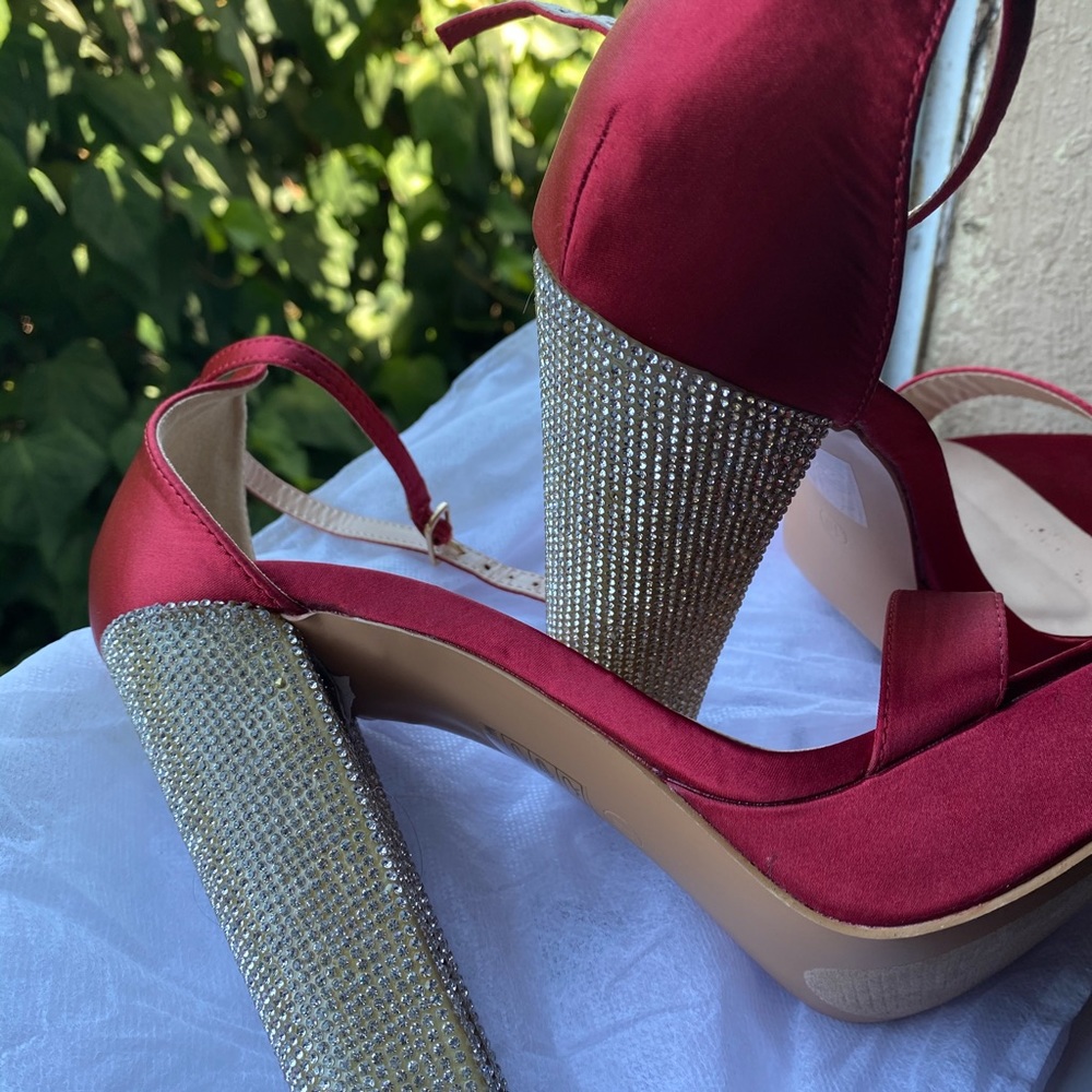 Heels - Picture 2 of 3